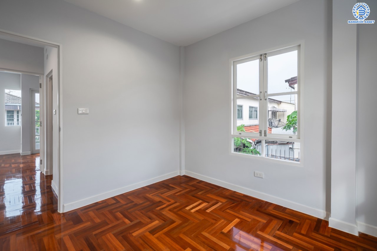 บ้านมือสองตกแต่งใหม่ แบรนด์ LH ม.ชัยพฤกษ์ บางบัวทอง หลังมุม เนื้อที่ 57.7 ตร.ว. ฟังก์ชัน 3 ห้องนอน 2 ห้องน้ำ จอดรถ 2 คัน พร้อม facilities ครบครัน บนทำเลเดินทางสะดวก ติดถนนบางกรวย-ไทรน้อย ใกล้เซ็นทรัลเวสต์เกต และรถไฟฟ้าสายสีม่วง "สถานีบางพลู"